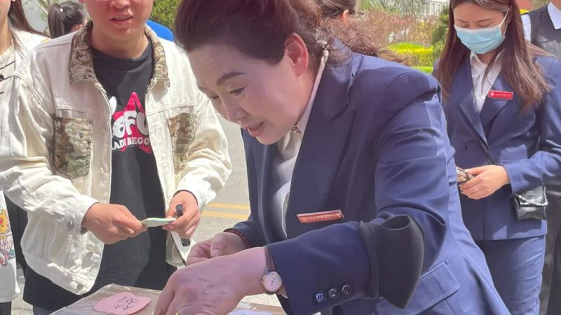 师资力量是衡量课程质量的关键因素。一个优秀的短视频拍摄课程，应该拥有以下特点：